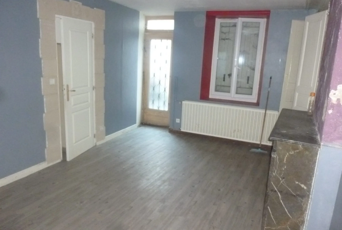 Maison à vendre proche Loué dans le centre de Vallon-sur-Gée avec cour et cave 