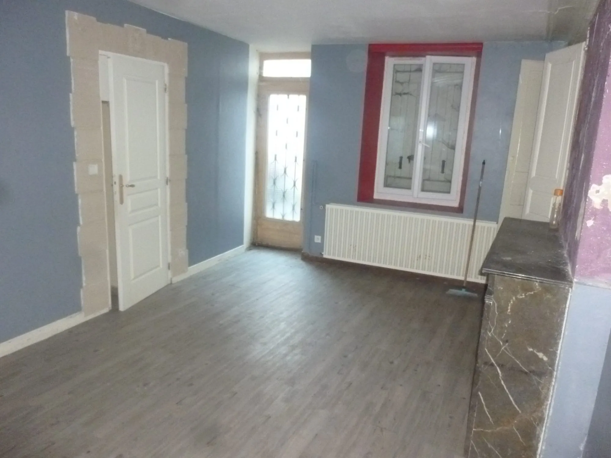 Maison à vendre proche Loué dans le centre de Vallon-sur-Gée avec cour et cave 