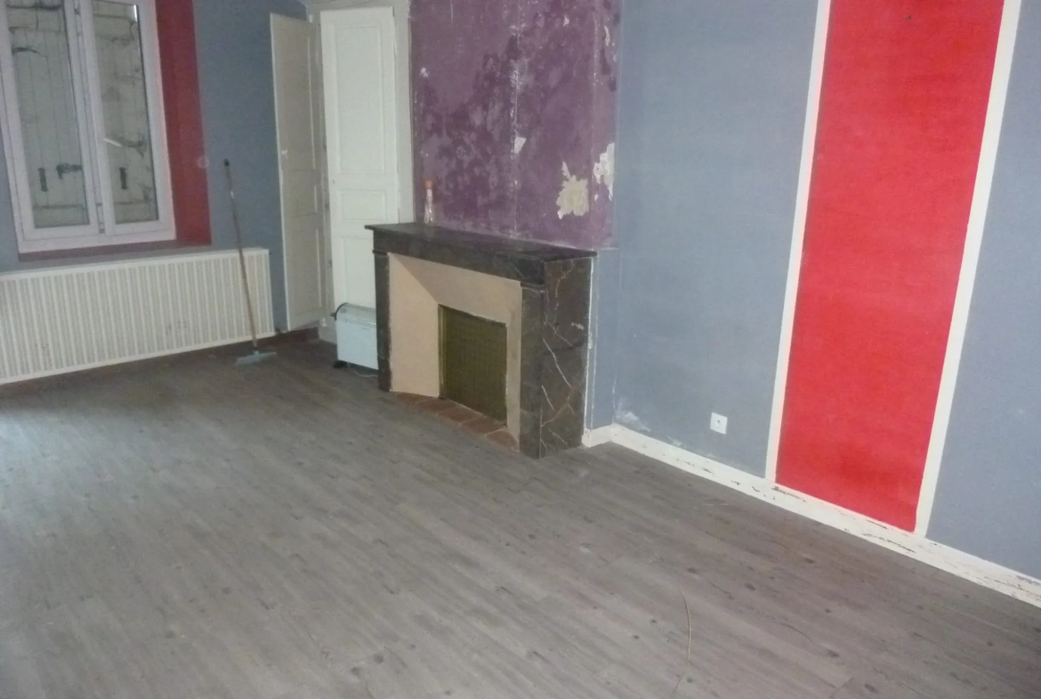 Maison à vendre proche Loué dans le centre de Vallon-sur-Gée avec cour et cave 