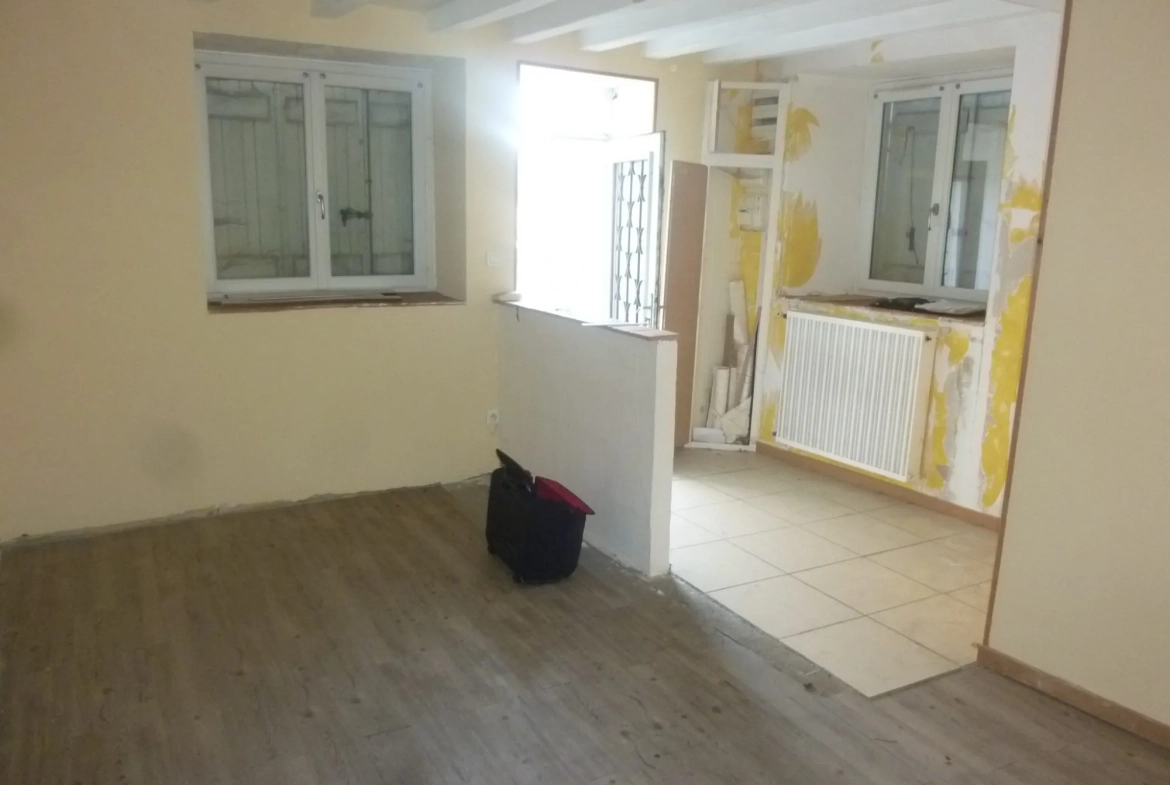 Maison à vendre proche Loué dans le centre de Vallon-sur-Gée avec cour et cave 