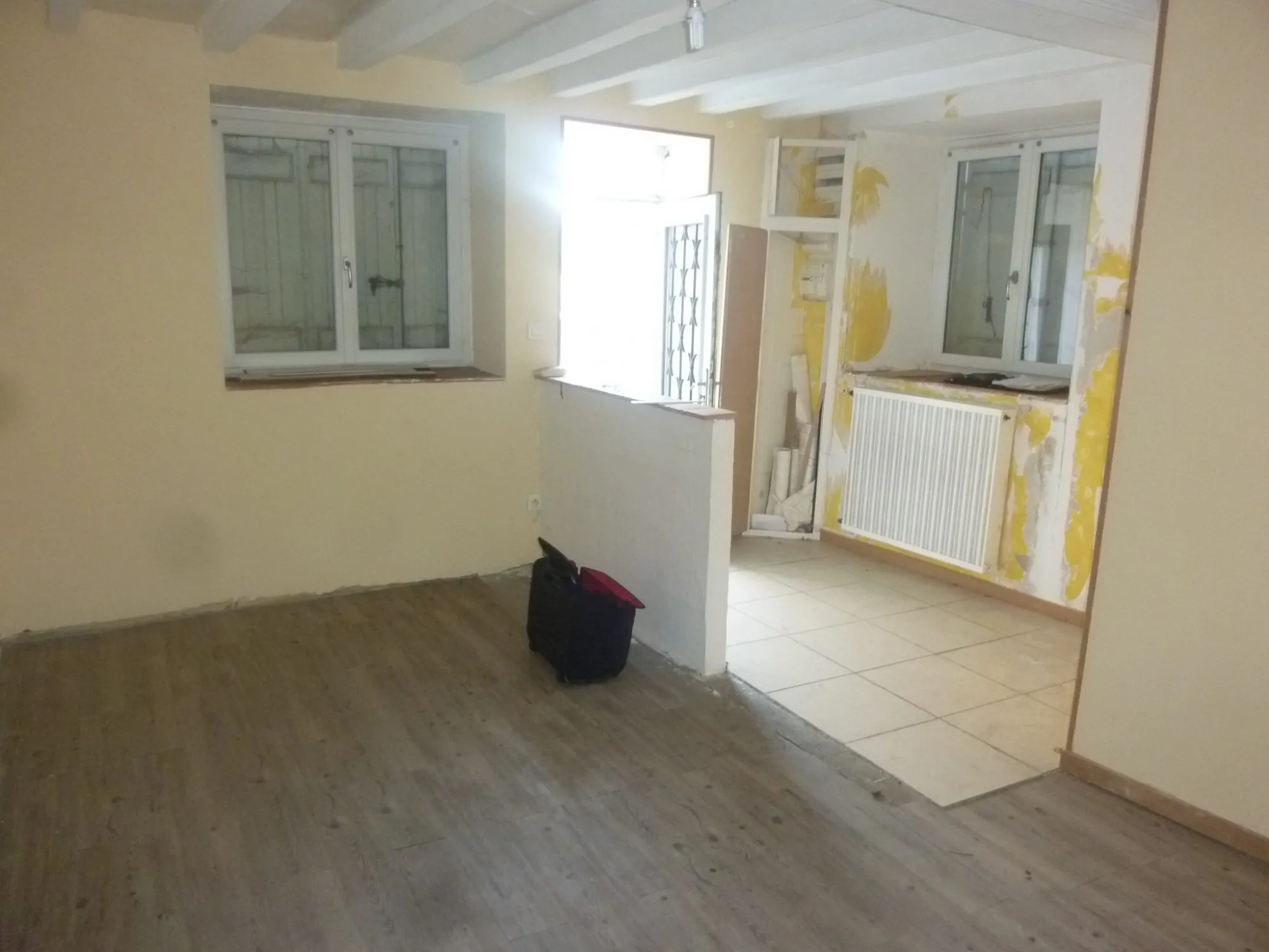 Maison à vendre proche Loué dans le centre de Vallon-sur-Gée avec cour et cave 