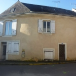 Maison à vendre proche Loué dans le centre de Vallon-sur-Gée avec cour et cave
