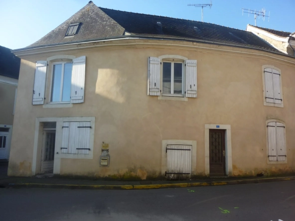 Maison à vendre proche Loué dans le centre de Vallon-sur-Gée avec cour et cave