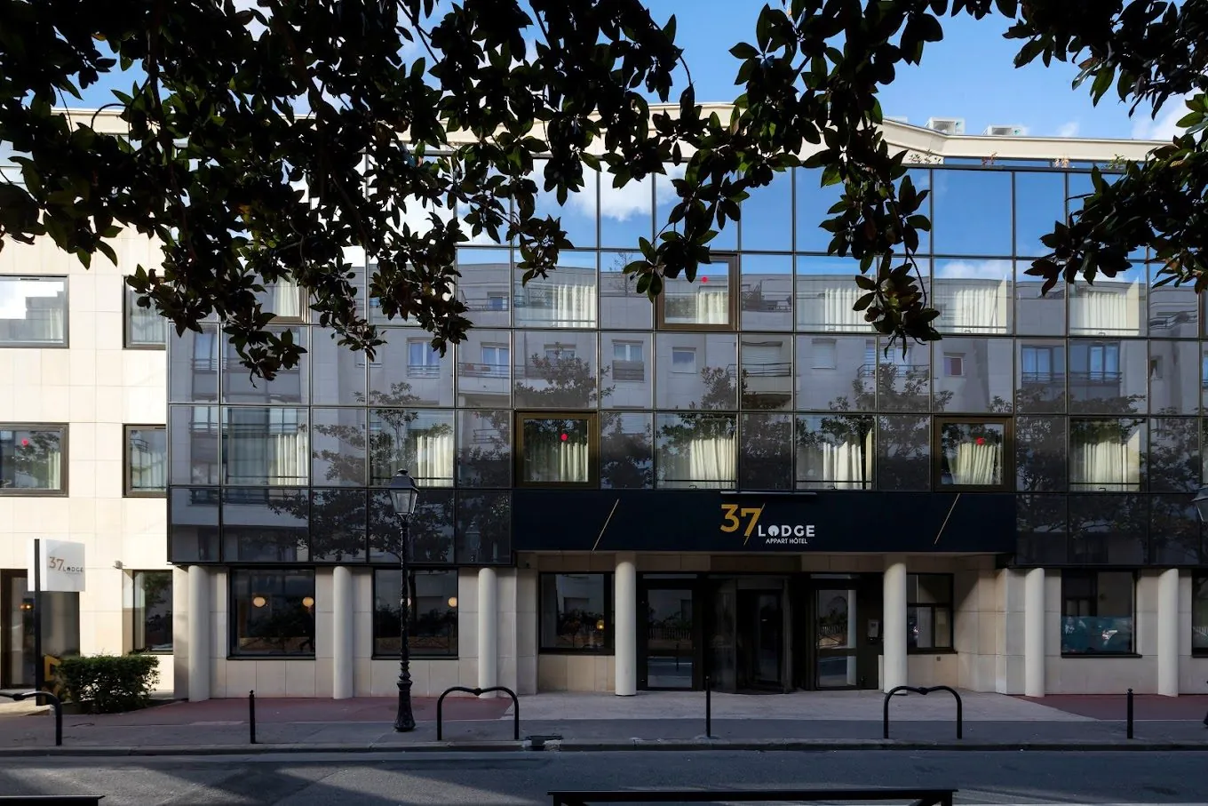 Appartement loué en résidence service LMNP à Courbevoie, proche La Défense 