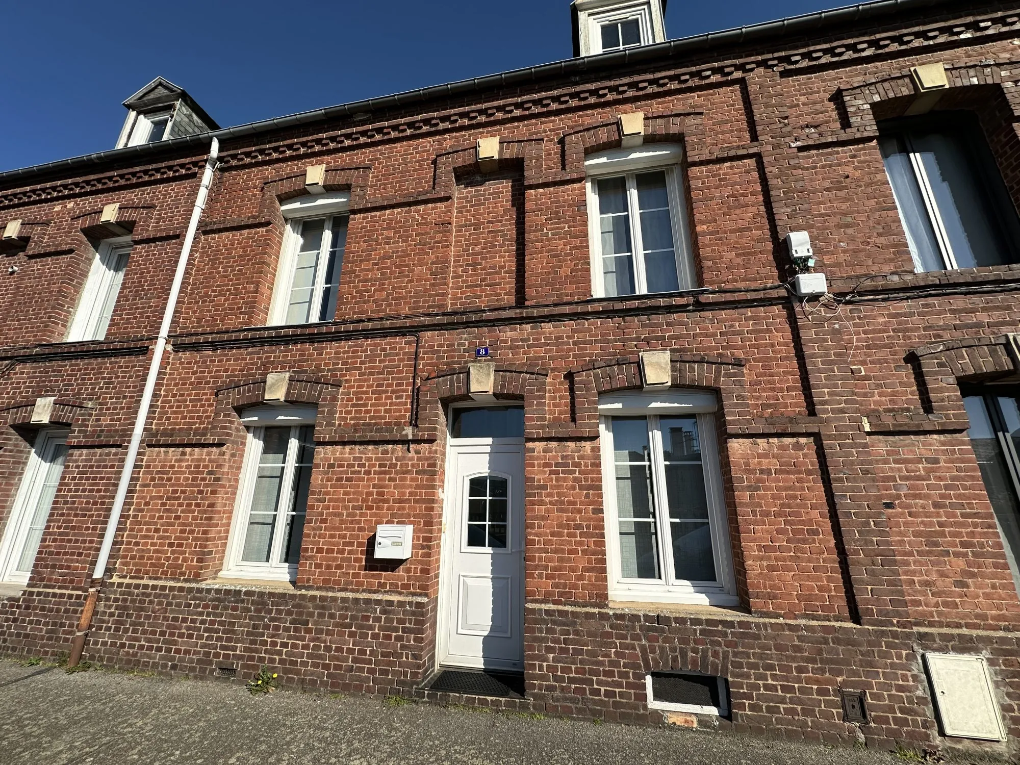 Maison spacieuse avec 3 chambres, garage et terrain clos à Saint-Aubin-lès-Elbeuf 