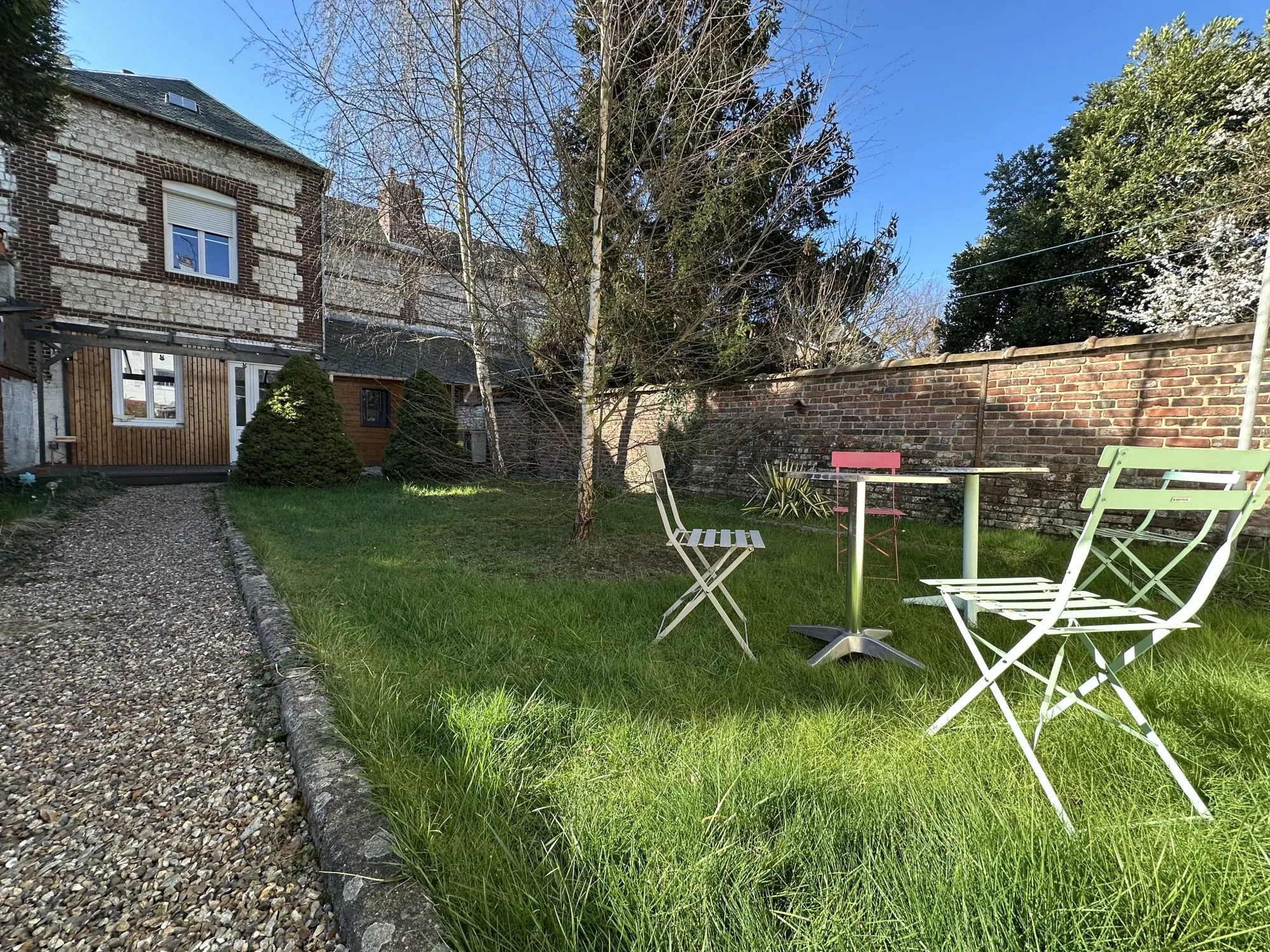 Maison spacieuse avec 3 chambres, garage et terrain clos à Saint-Aubin-lès-Elbeuf 