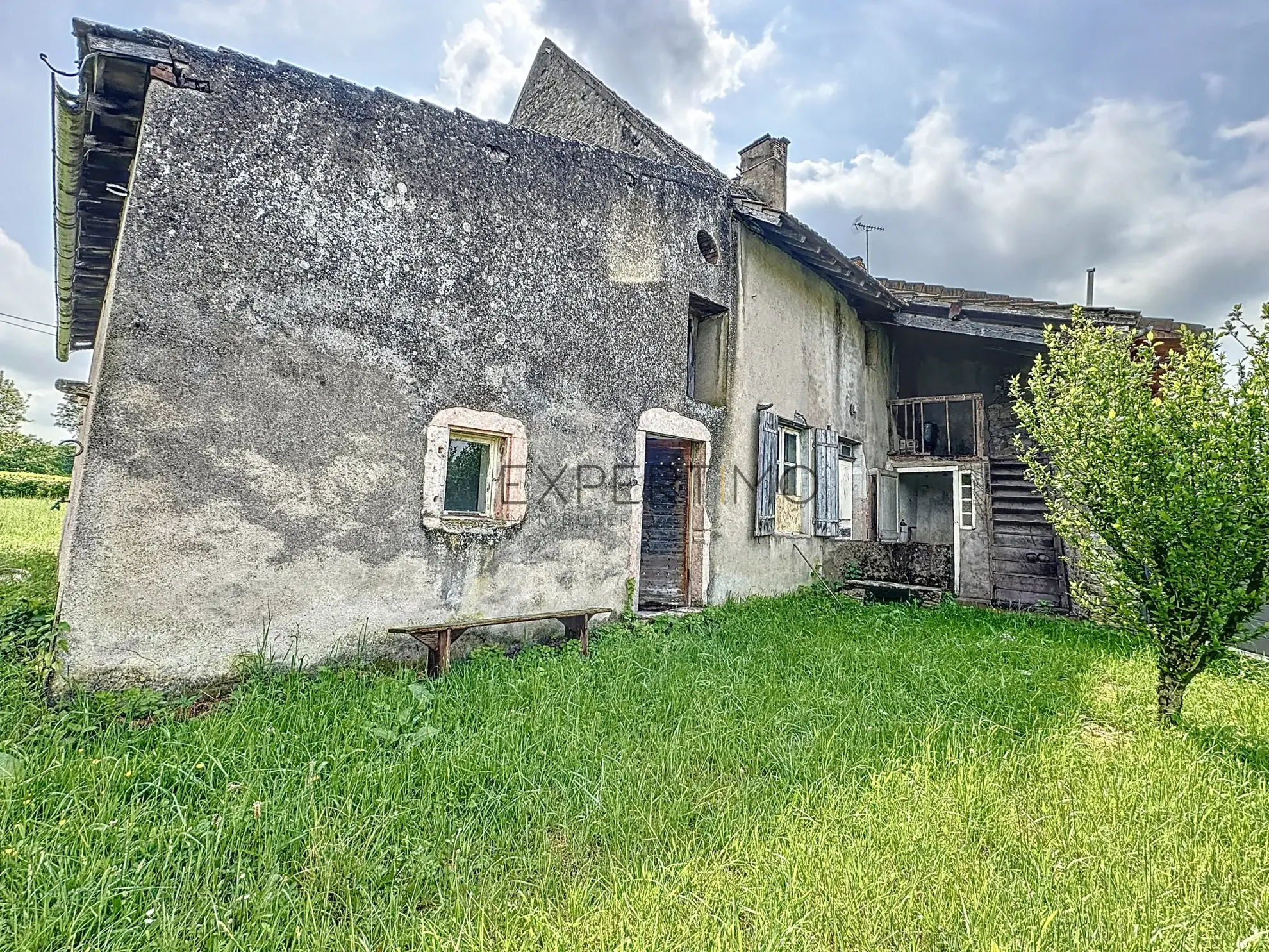 Ensemble immobilier en pierre à rénover à Simandre (71), grande dépendance et potentiel rare 