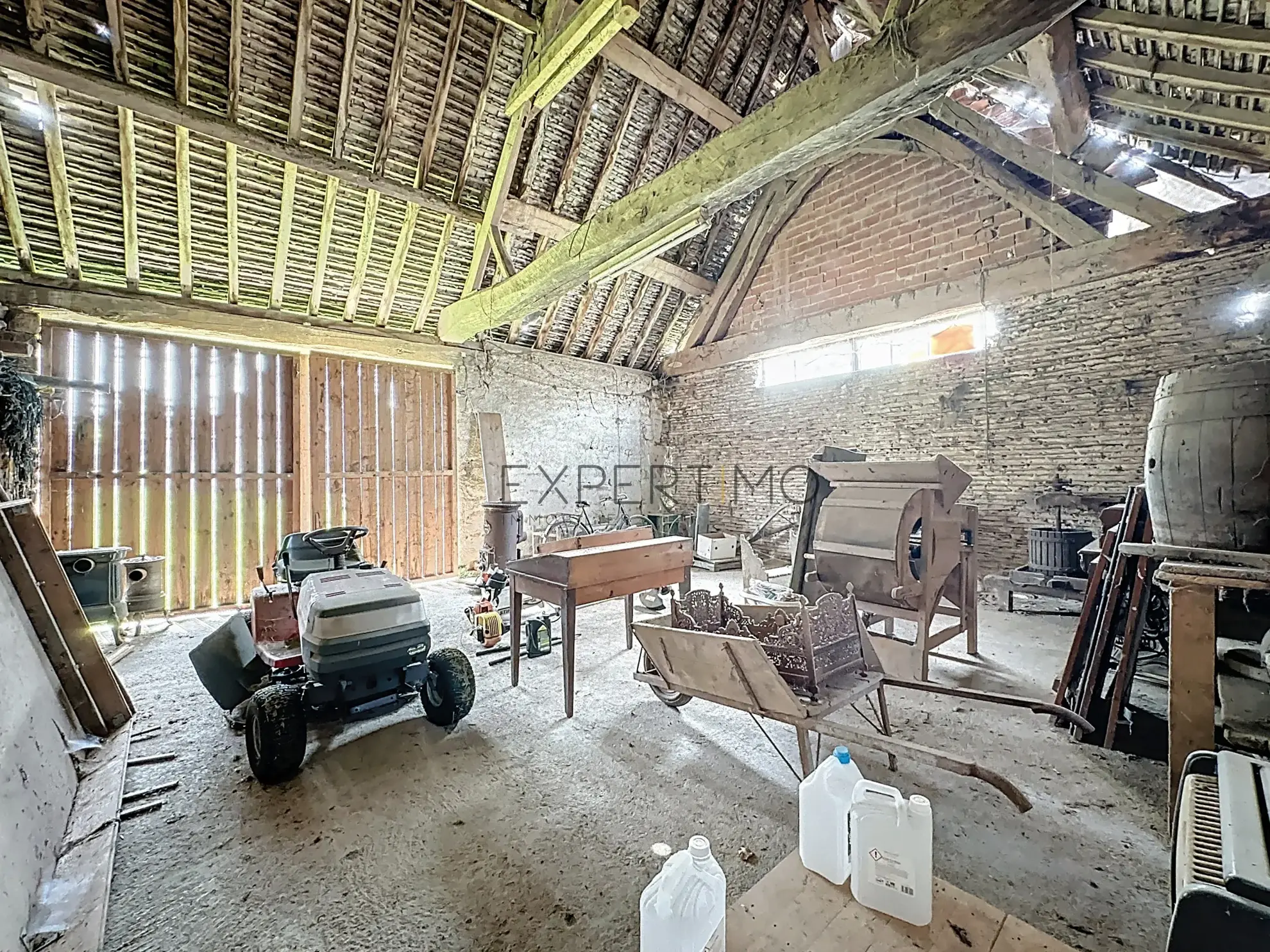 Ensemble immobilier en pierre à rénover à Simandre (71), grande dépendance et potentiel rare 
