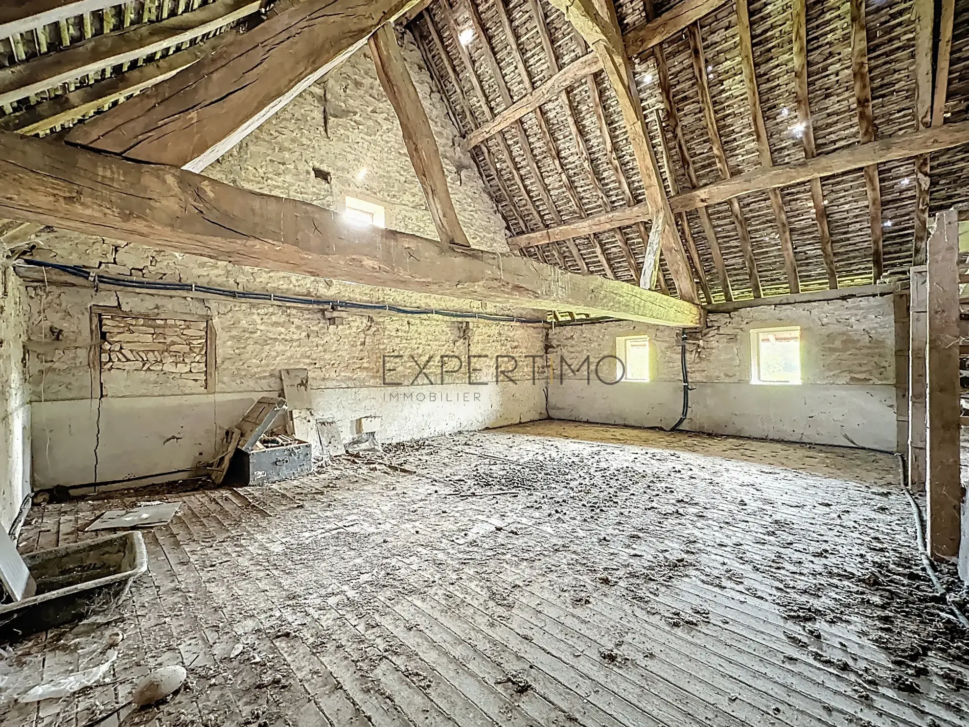 Ensemble immobilier en pierre à rénover à Simandre (71), grande dépendance et potentiel rare 
