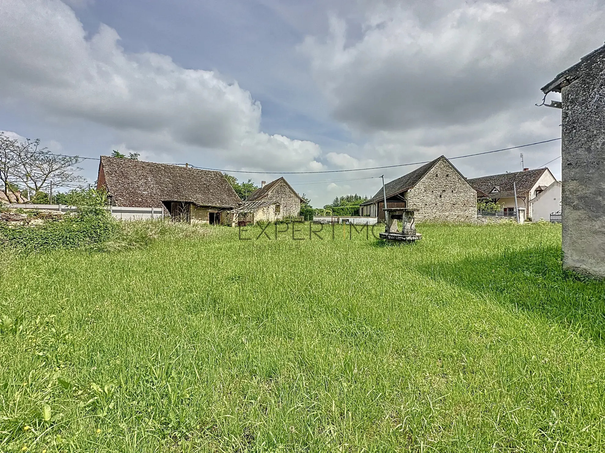 Ensemble immobilier en pierre à rénover à Simandre (71), grande dépendance et potentiel rare 