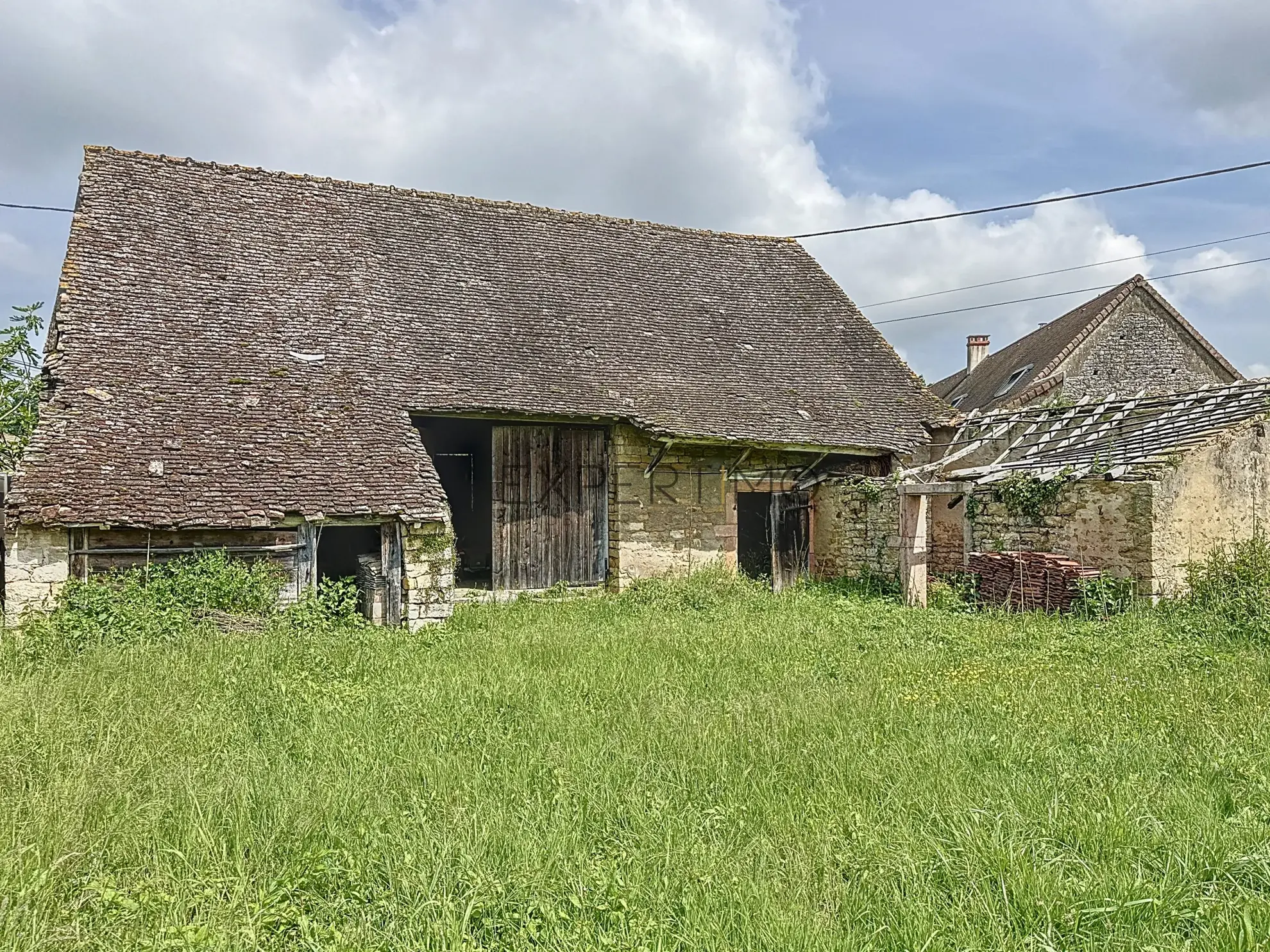 Ensemble immobilier en pierre à rénover à Simandre (71), grande dépendance et potentiel rare 