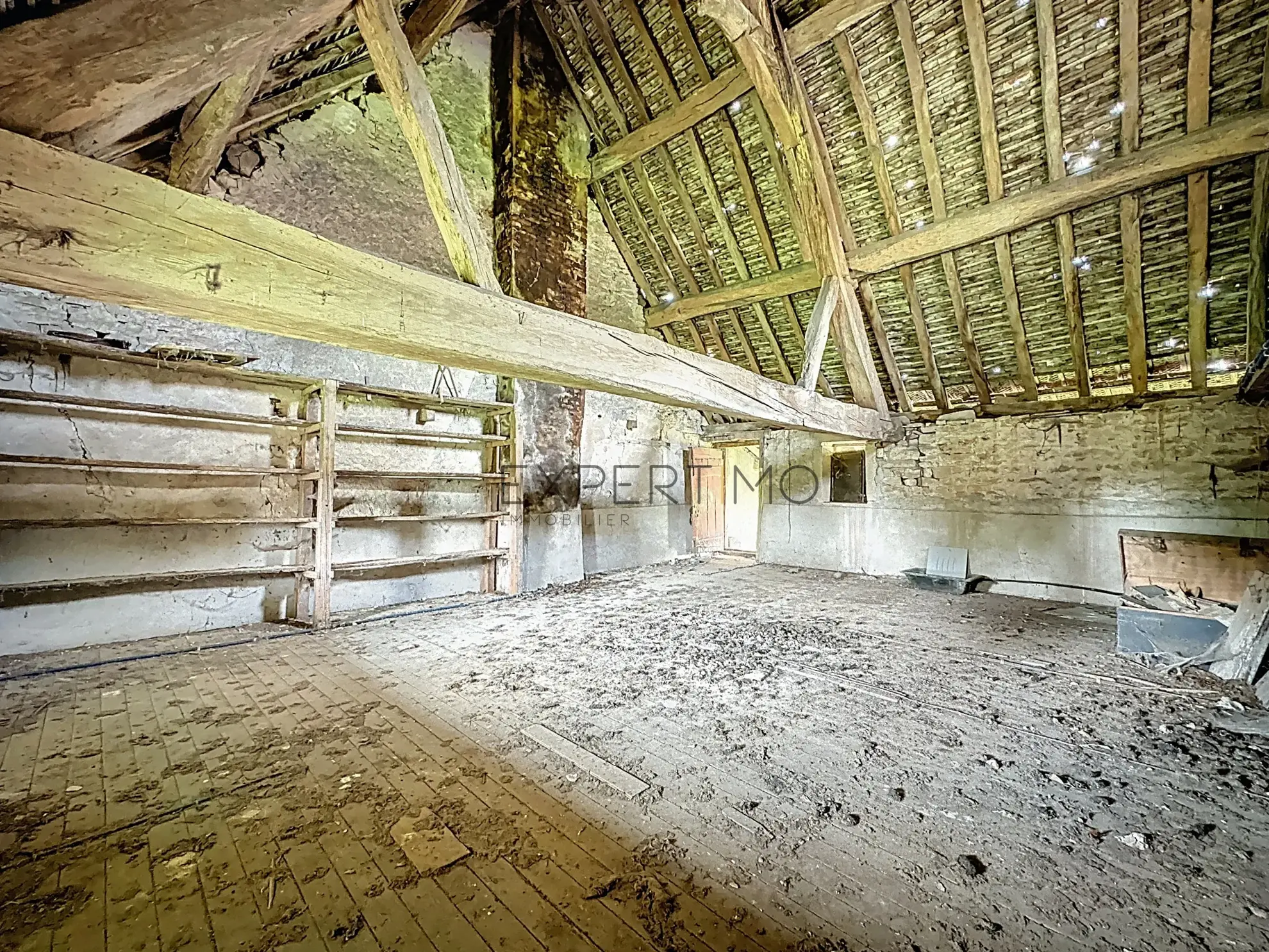 Ensemble immobilier en pierre à rénover à Simandre (71), grande dépendance et potentiel rare 