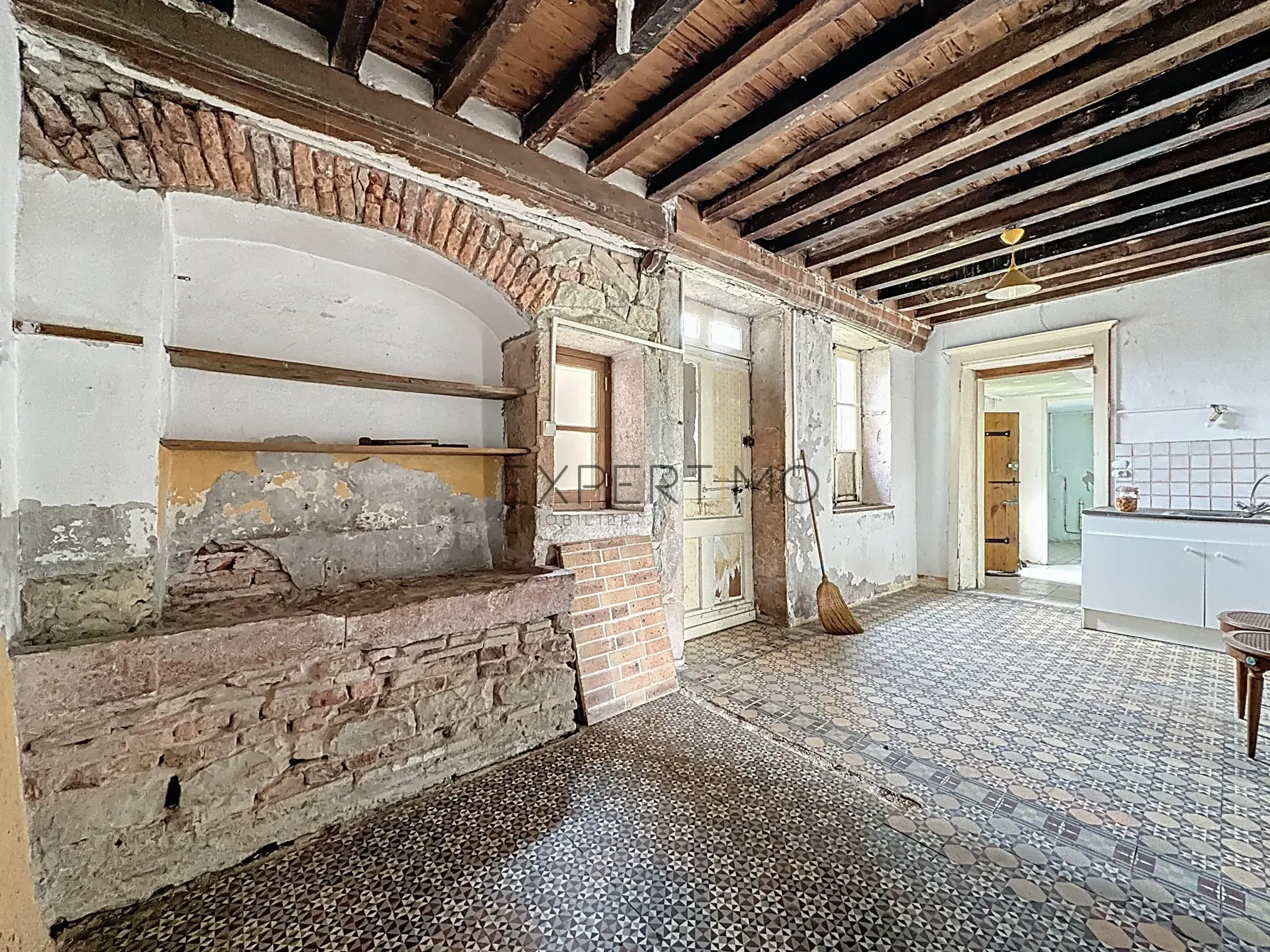 Ensemble immobilier en pierre à rénover à Simandre (71), grande dépendance et potentiel rare 