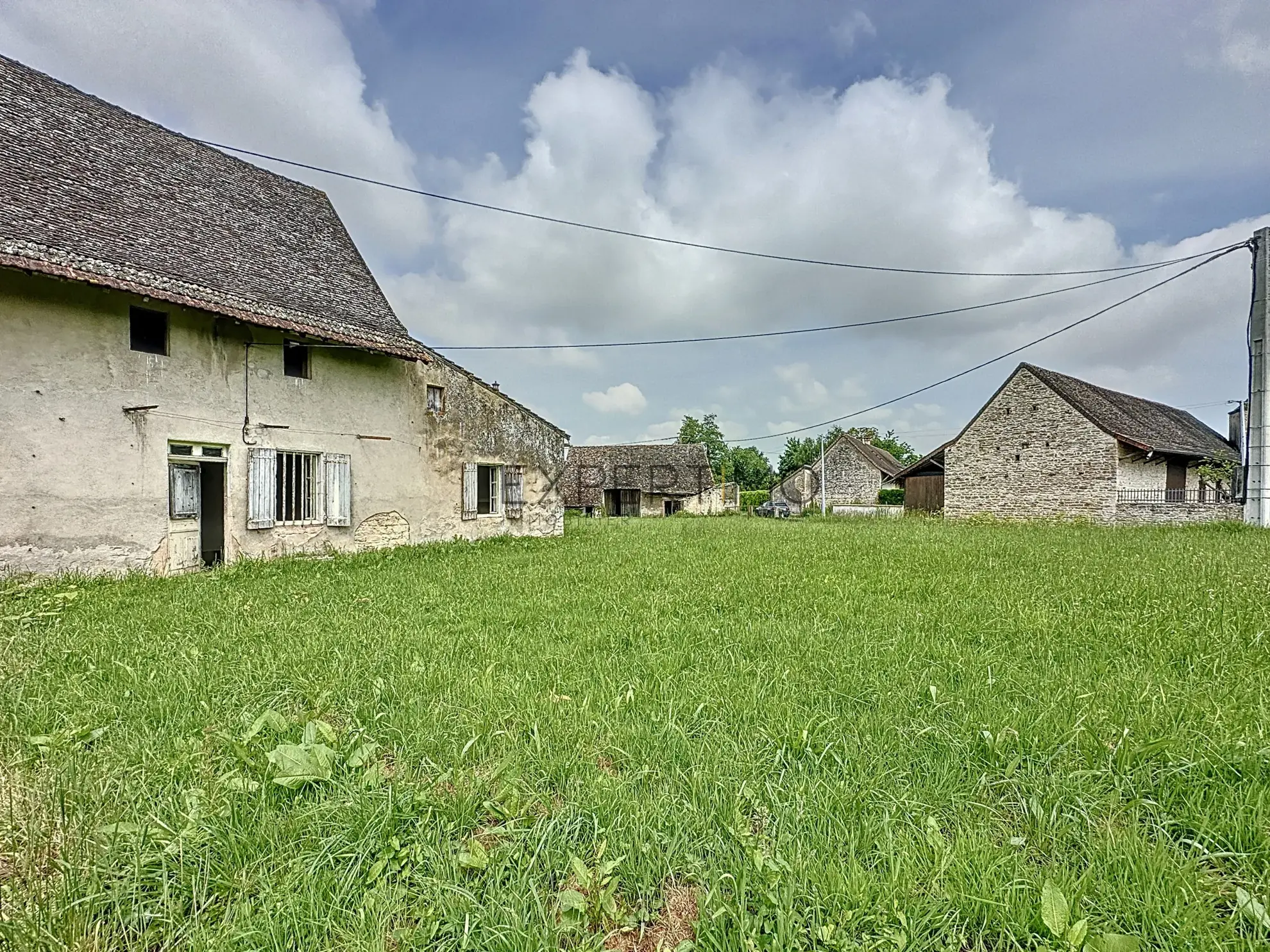 Ensemble immobilier en pierre à rénover à Simandre (71), grande dépendance et potentiel rare 