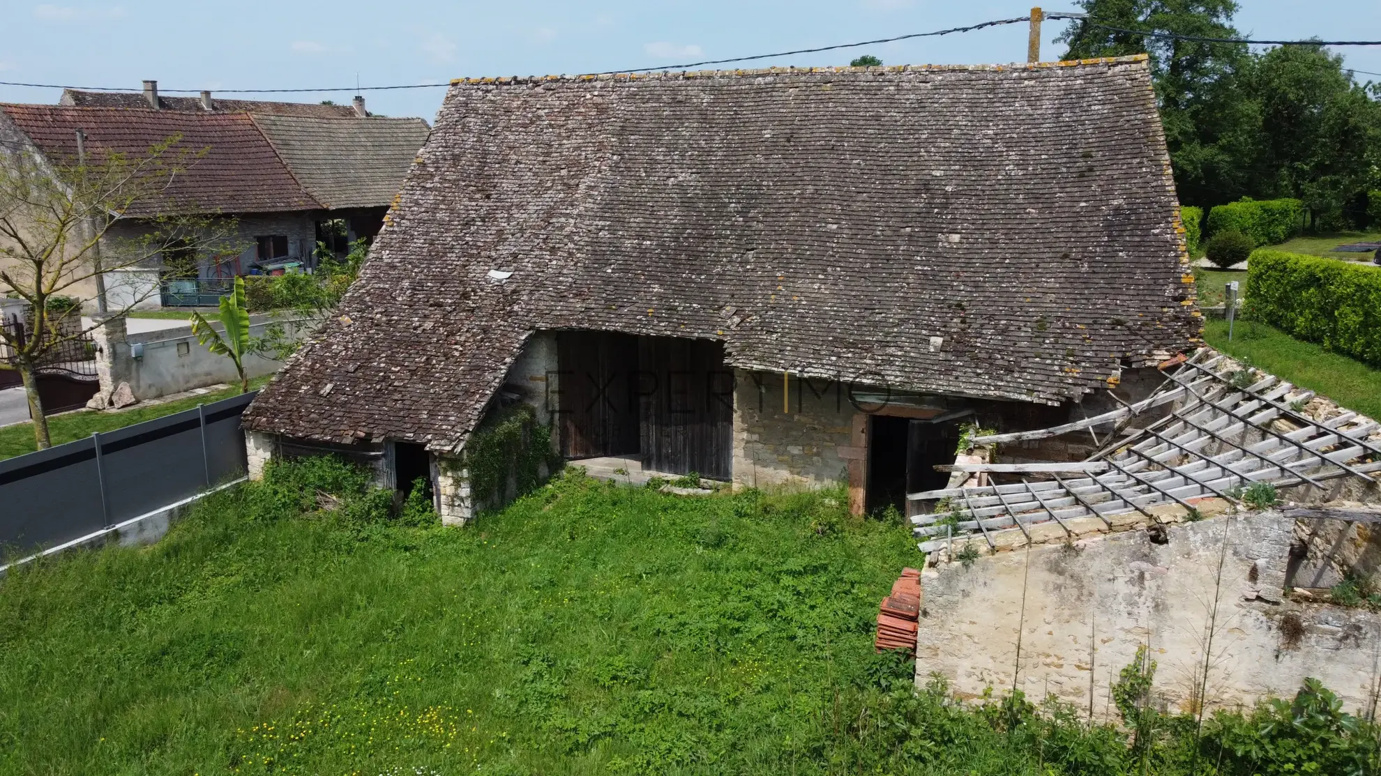 Ensemble immobilier en pierre à rénover à Simandre (71), grande dépendance et potentiel rare 