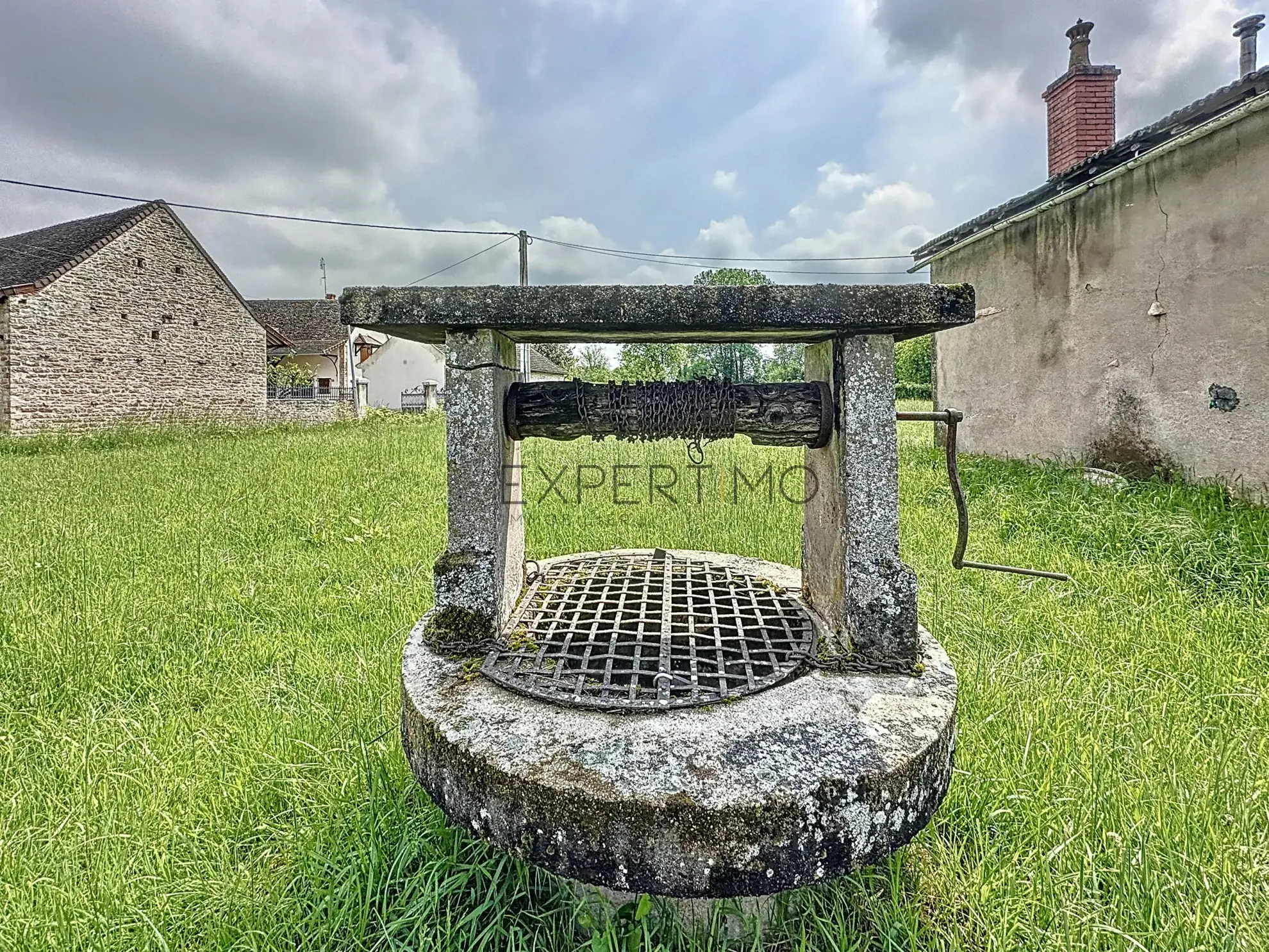 Ensemble immobilier en pierre à rénover à Simandre (71), grande dépendance et potentiel rare 