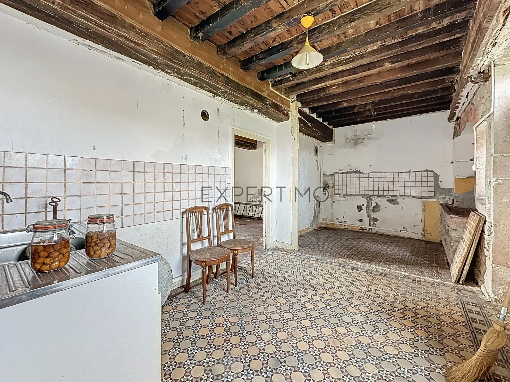 Ensemble immobilier en pierre à rénover à Simandre (71), grande dépendance et potentiel rare 