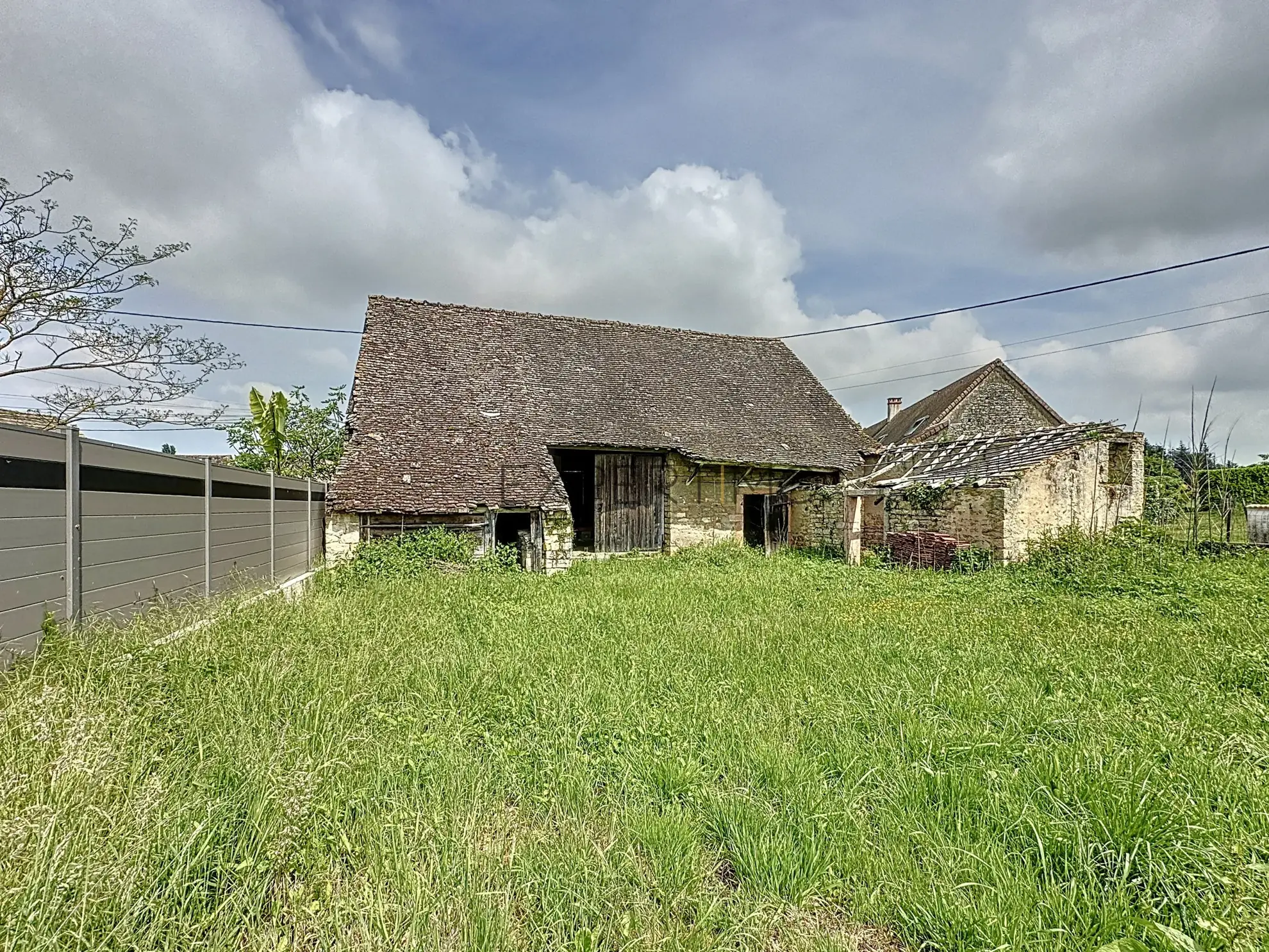Ensemble immobilier en pierre à rénover à Simandre (71), grande dépendance et potentiel rare 