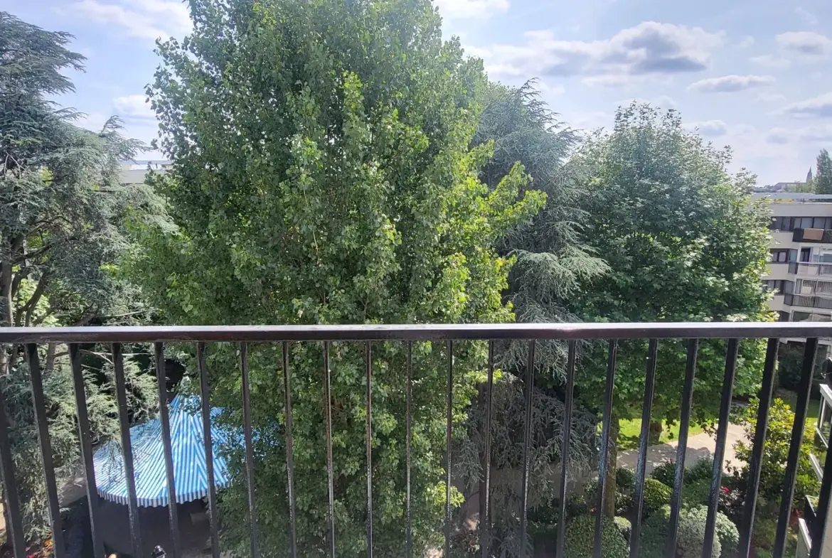 Studio de 26m² à Parly 2, dernier étage, vue parc, idéal investisseurs ou primo-accédants 