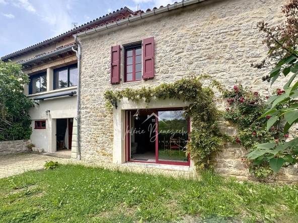 Charmante maison en pierre rénovée à Saint-Jean-d'Alcas, village médiéval