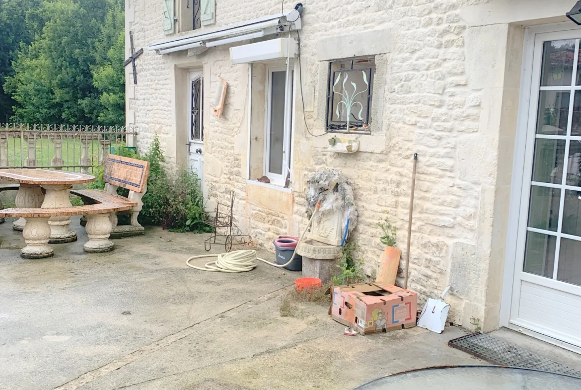 Maison 4 pièces de 126 m² à Les Touches de Périgny avec dépendances et garage 