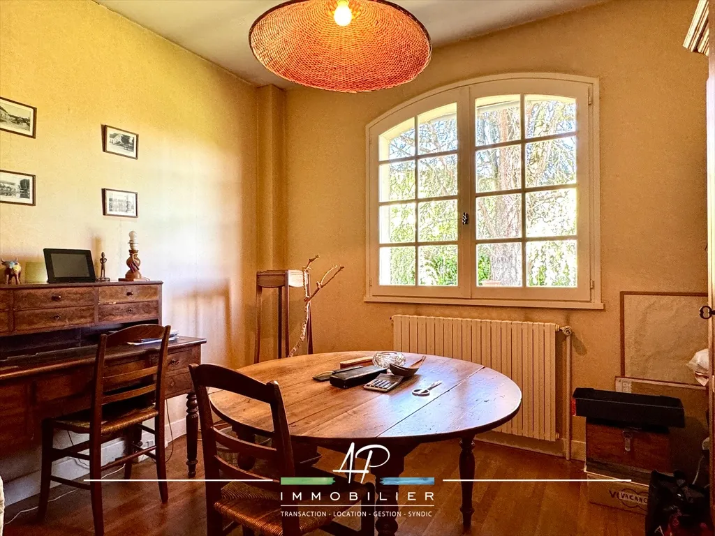 Maison familiale 6 chambres à Belleneuve, terrain de 1378 m² avec garage 