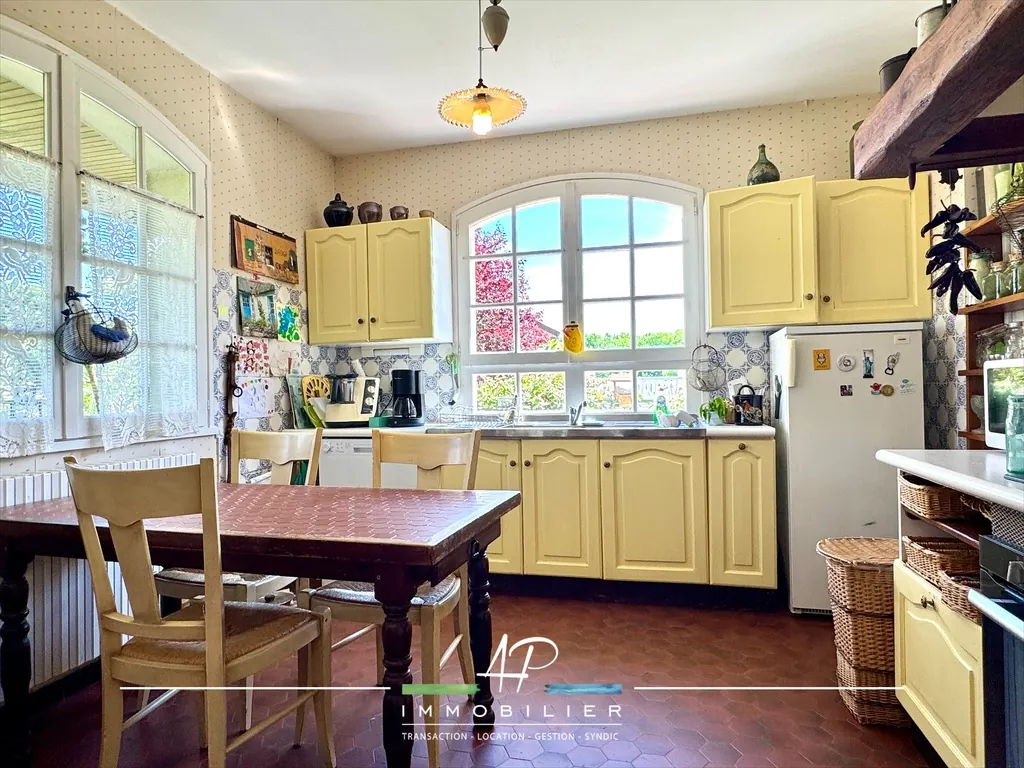 Maison familiale 6 chambres à Belleneuve, terrain de 1378 m² avec garage 