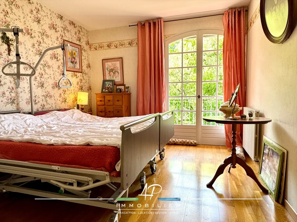 Maison familiale 6 chambres à Belleneuve, terrain de 1378 m² avec garage 