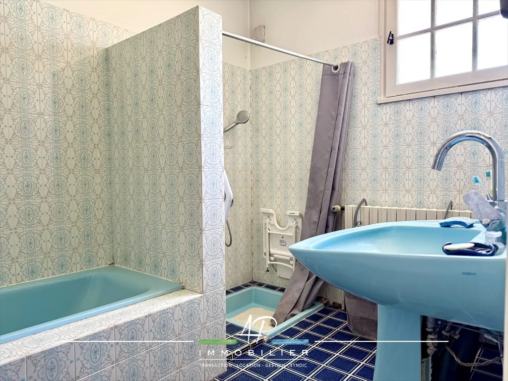 Maison familiale 6 chambres à Belleneuve, terrain de 1378 m² avec garage 
