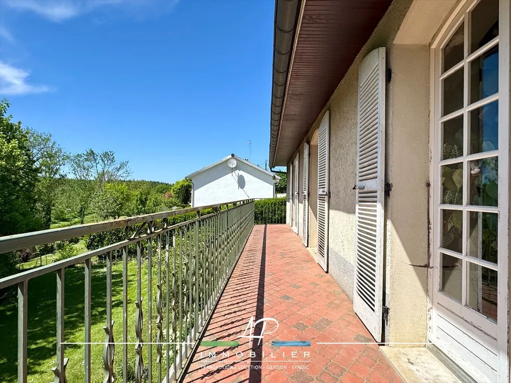 Maison familiale 6 chambres à Belleneuve, terrain de 1378 m² avec garage 