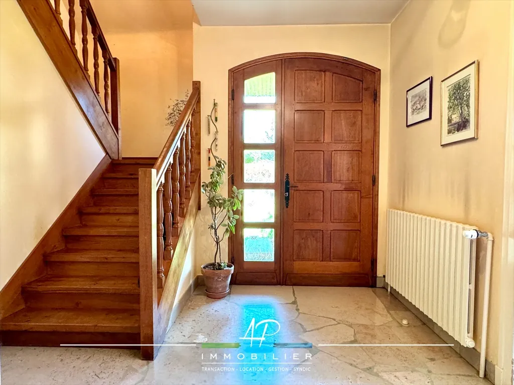 Maison familiale 6 chambres à Belleneuve, terrain de 1378 m² avec garage 