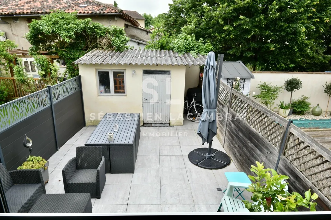 Maison de ville rénovée de 109 m² avec terrasse plein sud au cœur de Gaillac 