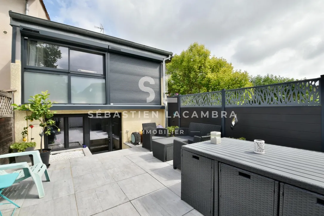 Maison de ville rénovée de 109 m² avec terrasse plein sud au cœur de Gaillac 