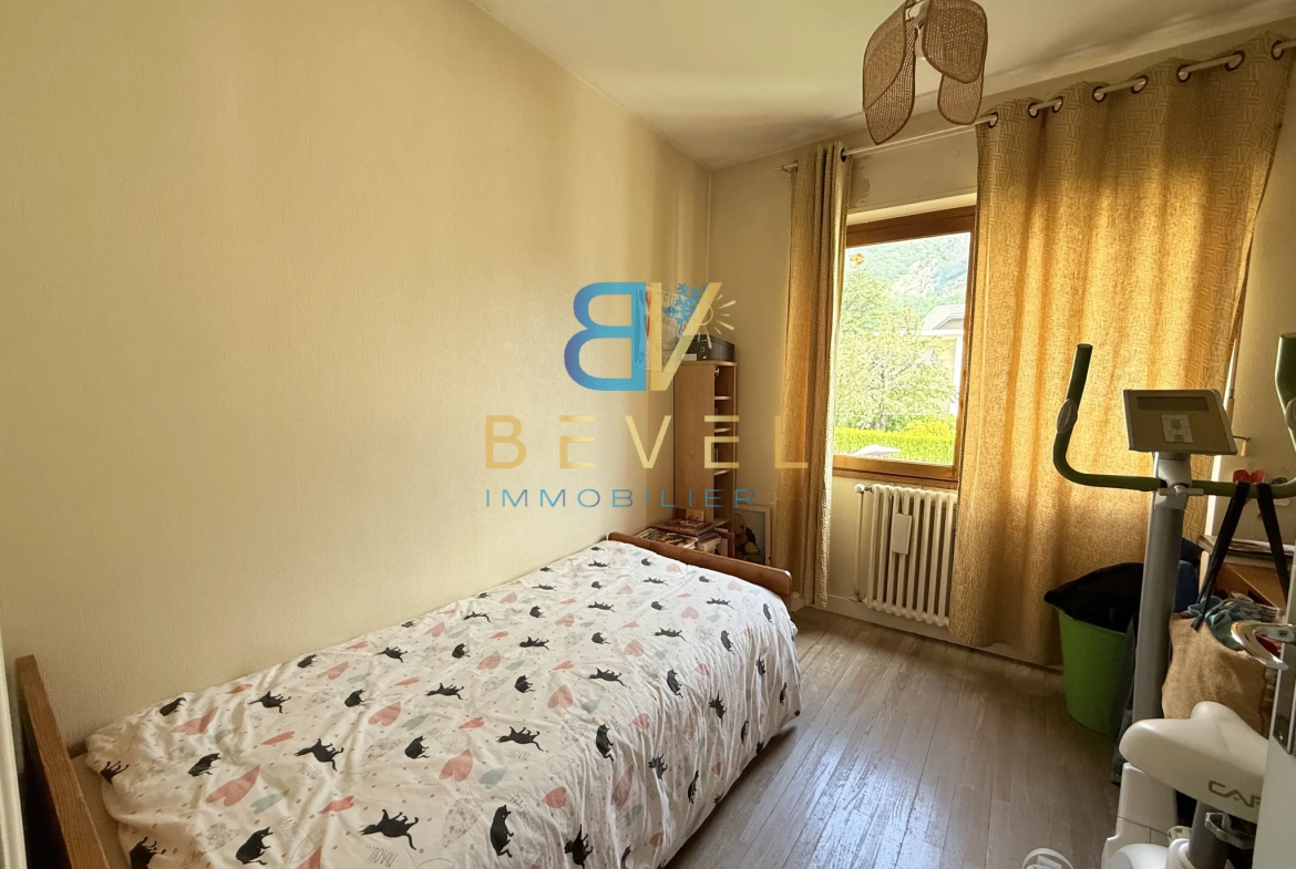 Appartement à vendre à Saint-Jean-de-Maurienne avec garage, balcon et cadre montagnard 