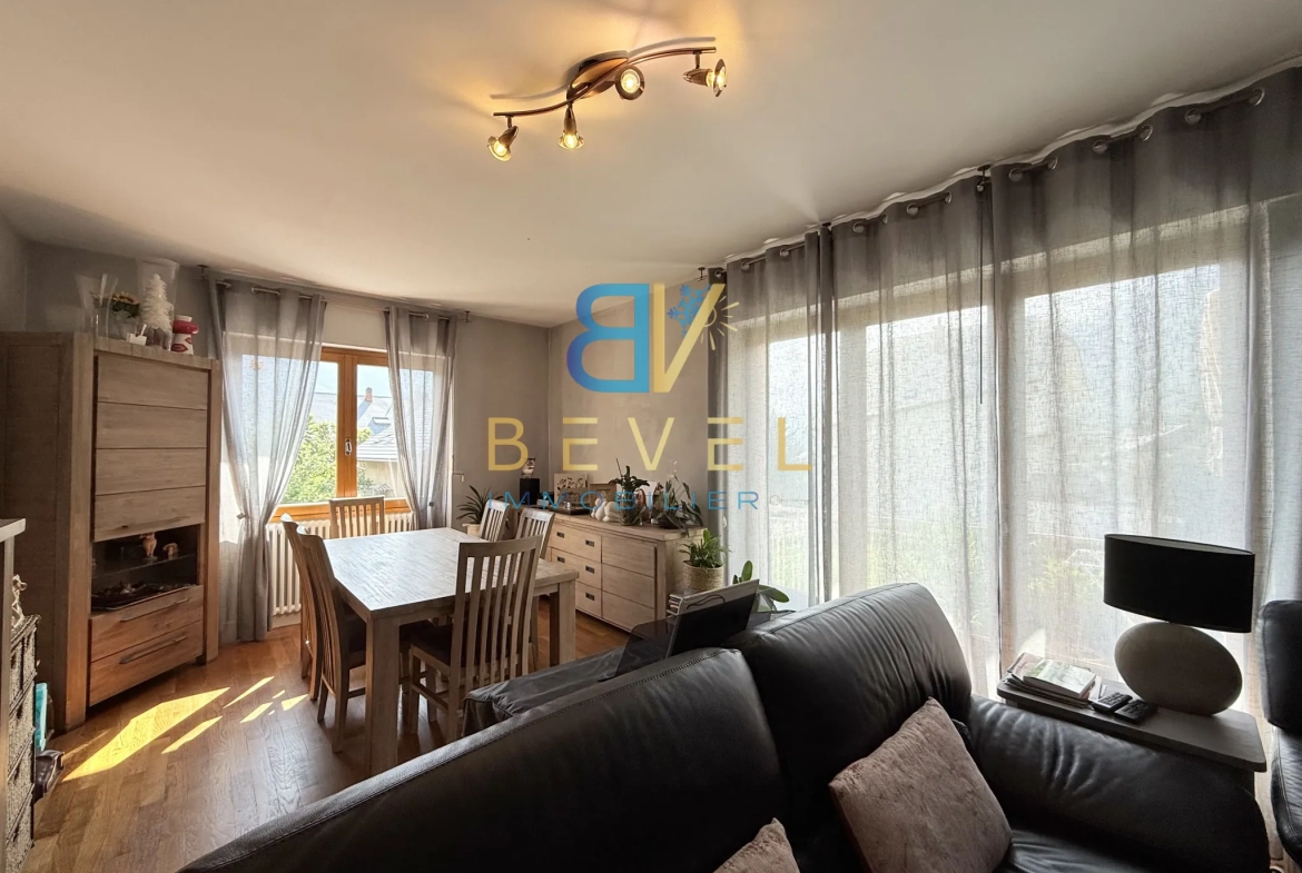 Appartement à vendre à Saint-Jean-de-Maurienne avec garage, balcon et cadre montagnard 