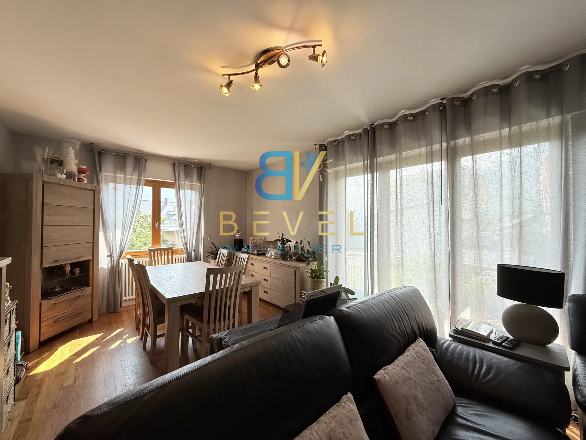 Appartement à vendre à Saint-Jean-de-Maurienne avec garage, balcon et cadre montagnard 