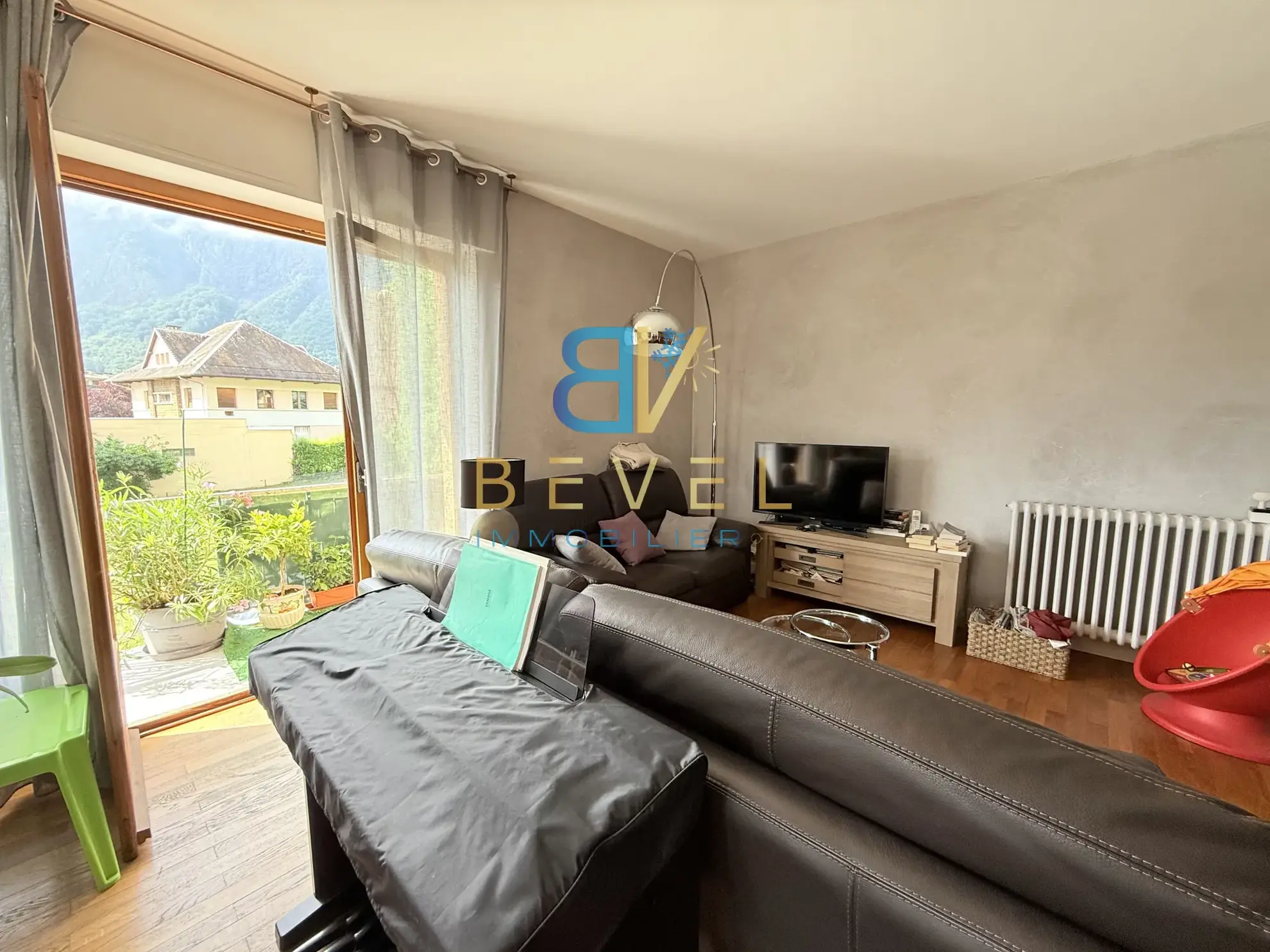 Appartement à vendre à Saint-Jean-de-Maurienne avec garage, balcon et cadre montagnard 