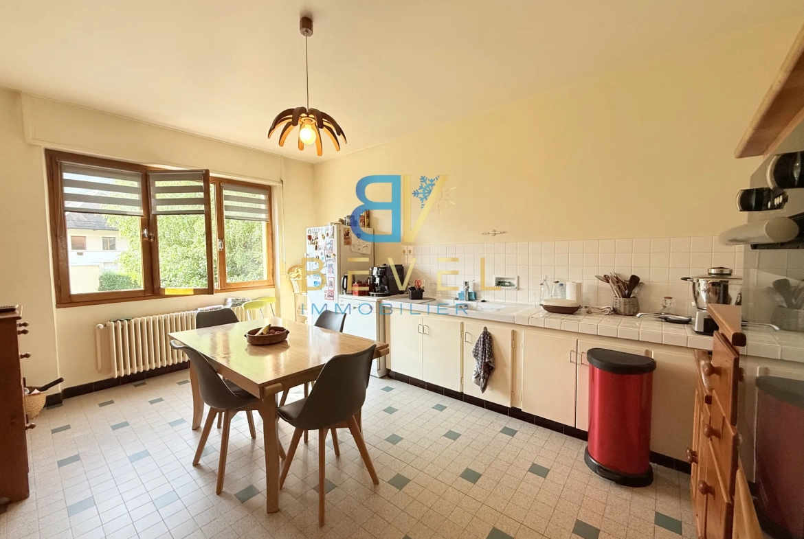 Appartement à vendre à Saint-Jean-de-Maurienne avec garage, balcon et cadre montagnard 