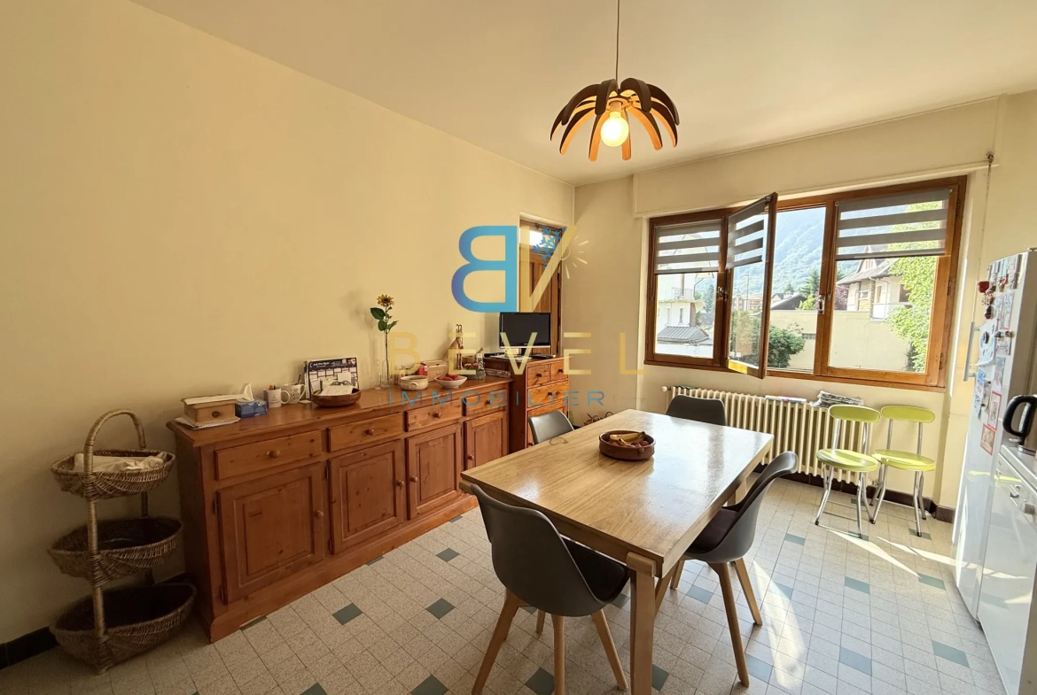 Appartement à vendre à Saint-Jean-de-Maurienne avec garage, balcon et cadre montagnard 