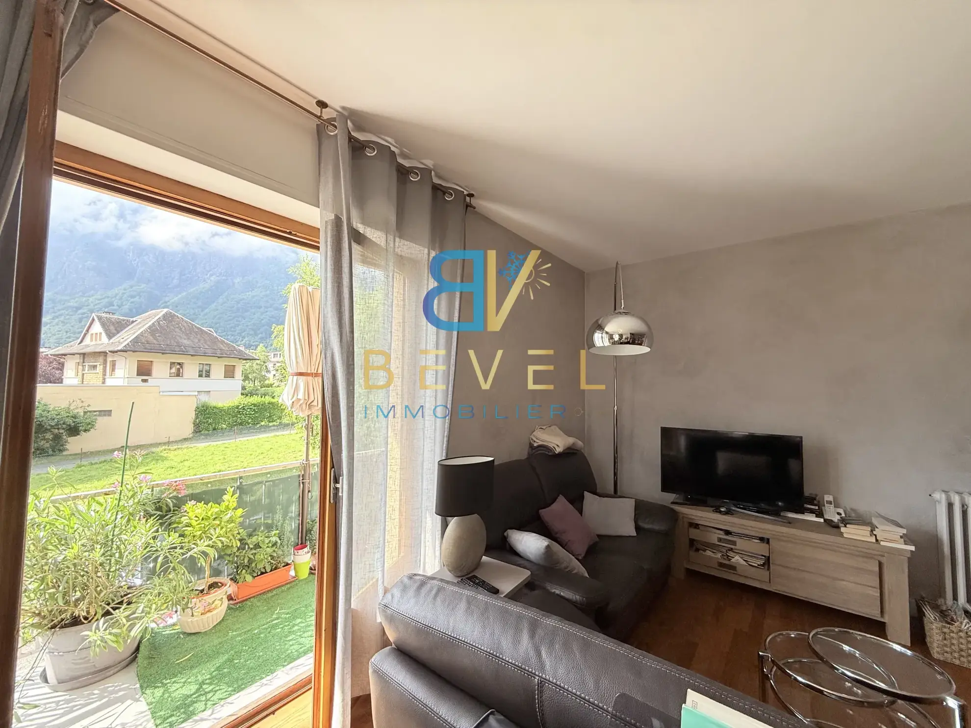 Appartement à vendre à Saint-Jean-de-Maurienne avec garage, balcon et cadre montagnard 