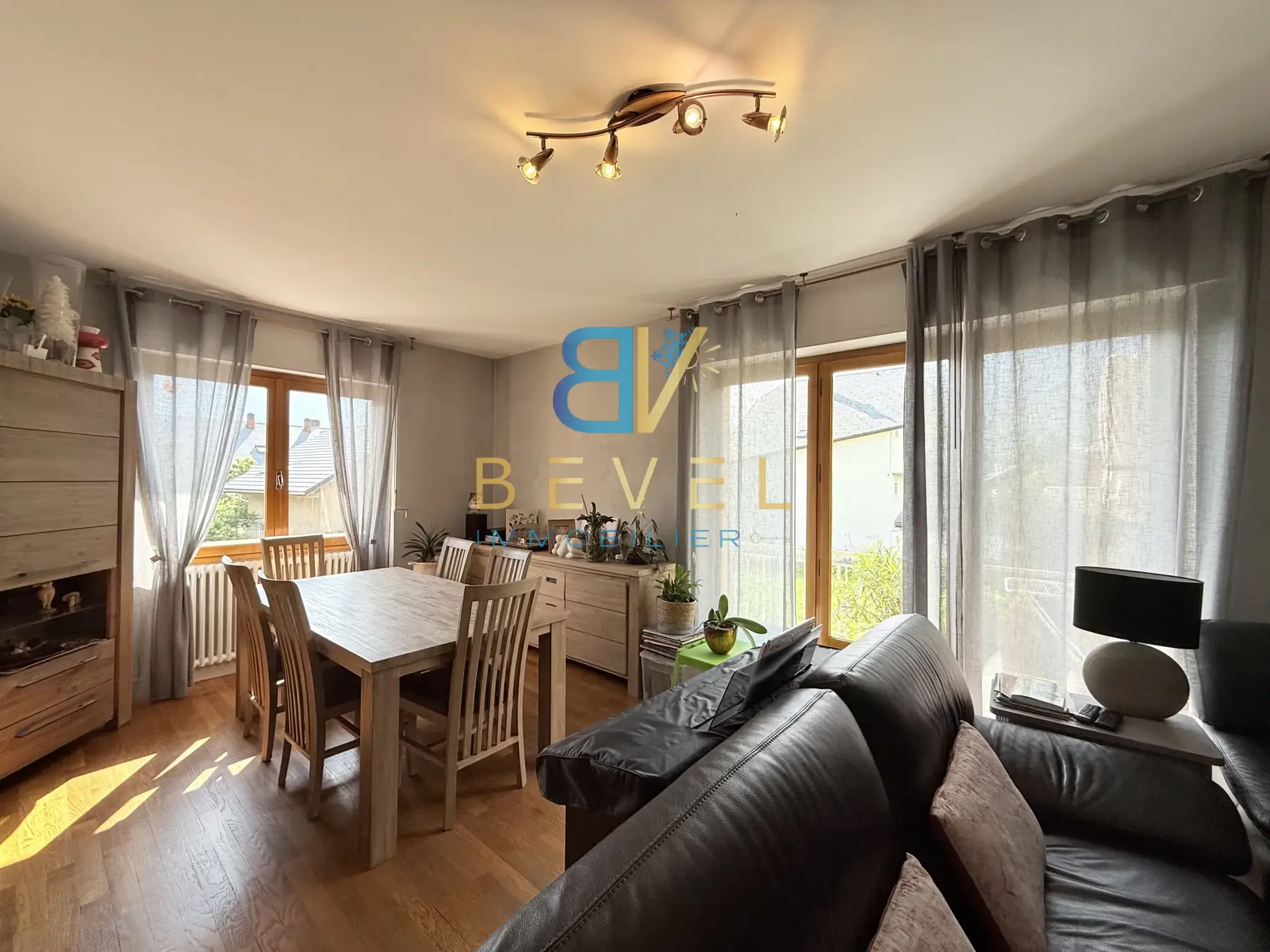 Appartement à vendre à Saint-Jean-de-Maurienne avec garage, balcon et cadre montagnard 