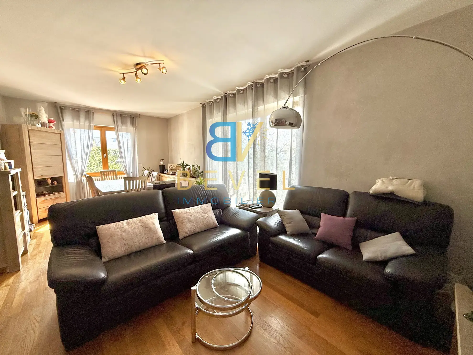 Appartement à vendre à Saint-Jean-de-Maurienne avec garage, balcon et cadre montagnard 