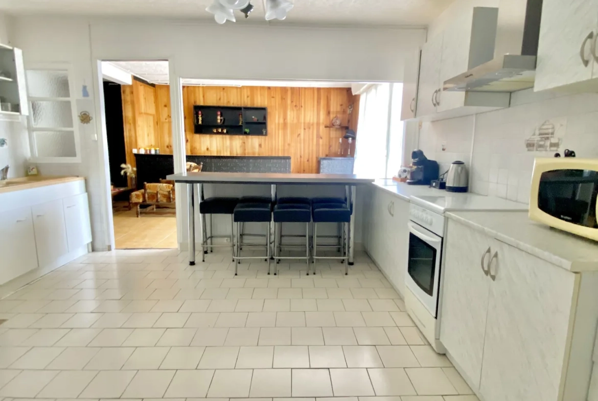 Grande maison de 171 m² avec terrain à Annonay, idéale pour investisseurs ou familles 