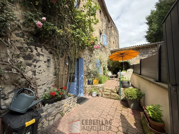 Maison en pierre historique à vendre à Tallende, 84 m² avec terrasse, à rénover, idéal premier achat