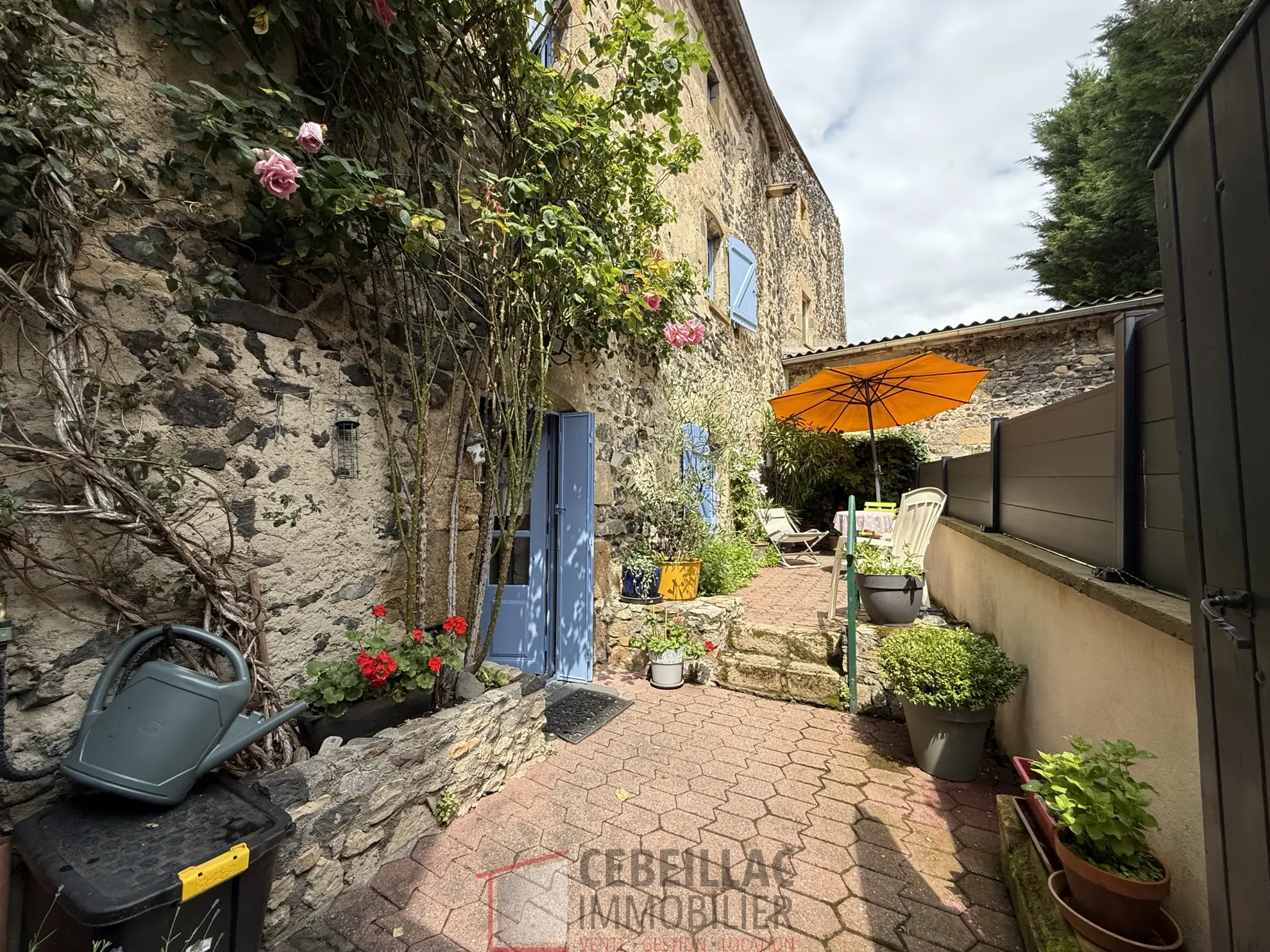 Maison en pierre historique à vendre à Tallende, 84 m² avec terrasse, à rénover, idéal premier achat 