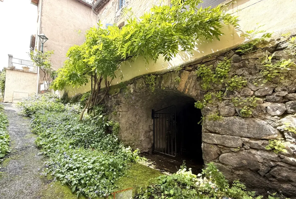 Maison en pierre historique à vendre à Tallende, 84 m² avec terrasse, à rénover, idéal premier achat 