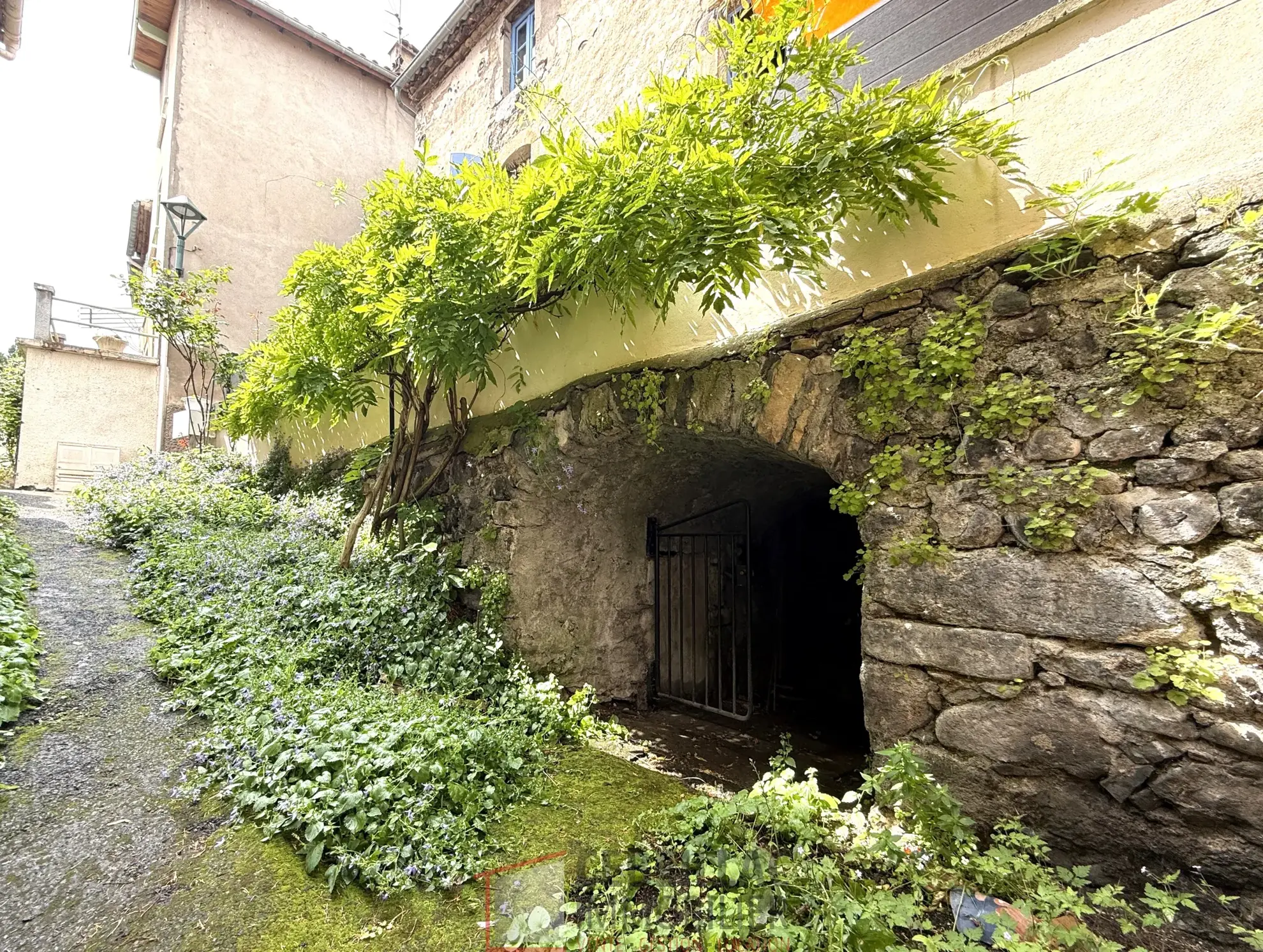 Maison en pierre historique à vendre à Tallende, 84 m² avec terrasse, à rénover, idéal premier achat 