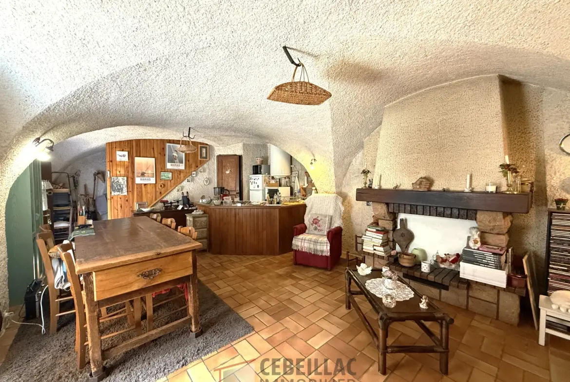 Maison en pierre historique à vendre à Tallende, 84 m² avec terrasse, à rénover, idéal premier achat 