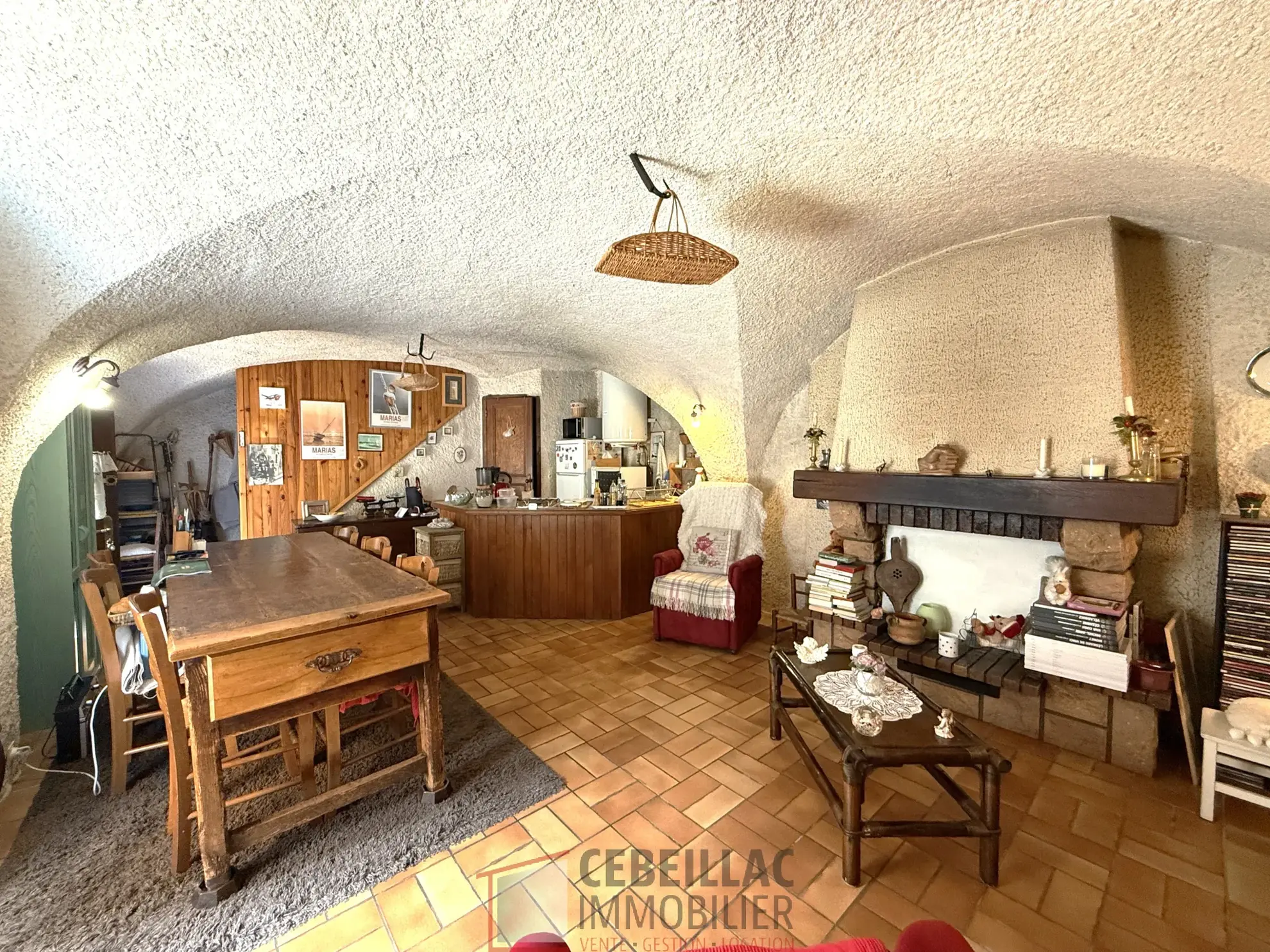 Maison en pierre historique à vendre à Tallende, 84 m² avec terrasse, à rénover, idéal premier achat 