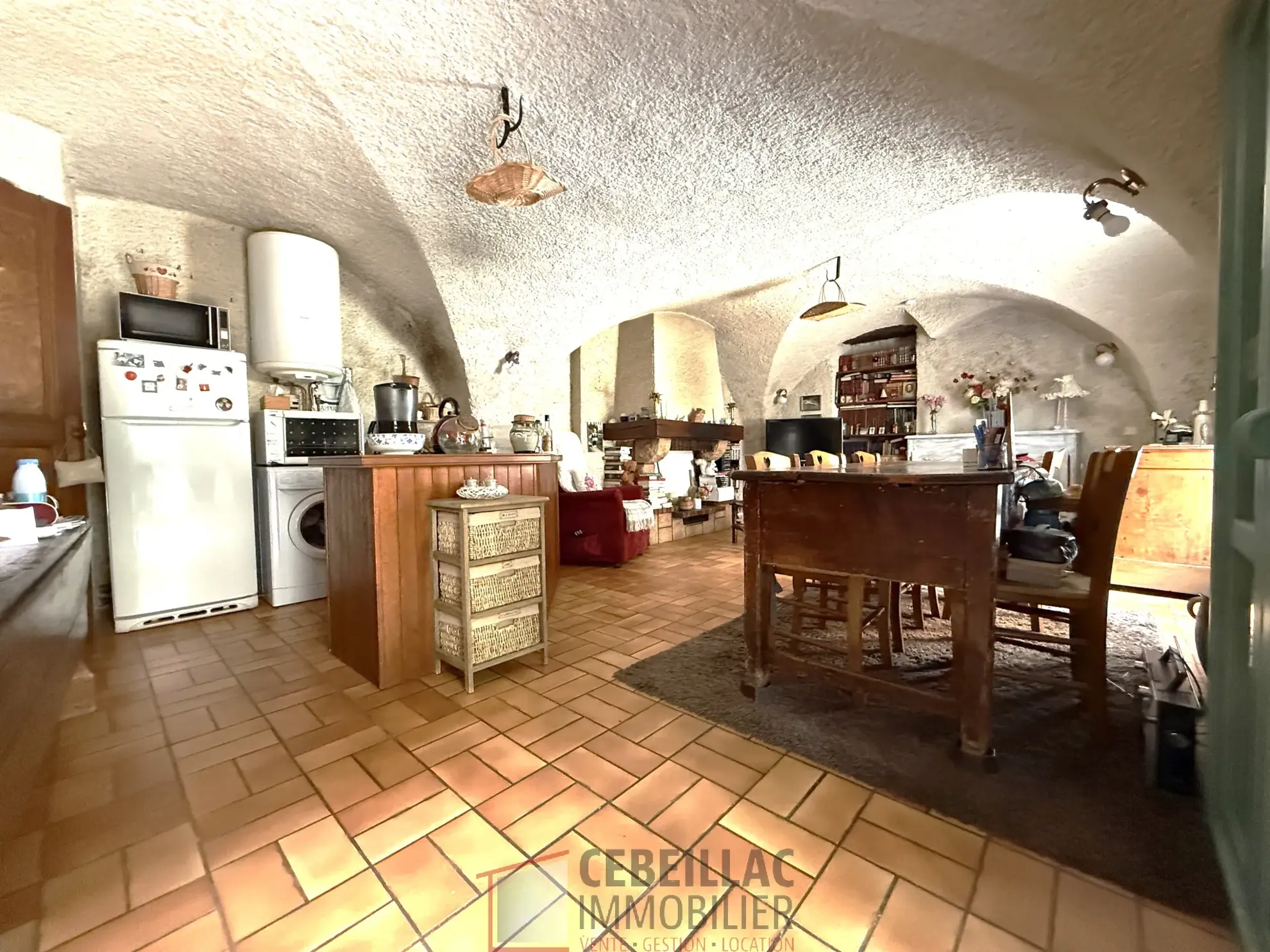 Maison en pierre historique à vendre à Tallende, 84 m² avec terrasse, à rénover, idéal premier achat 
